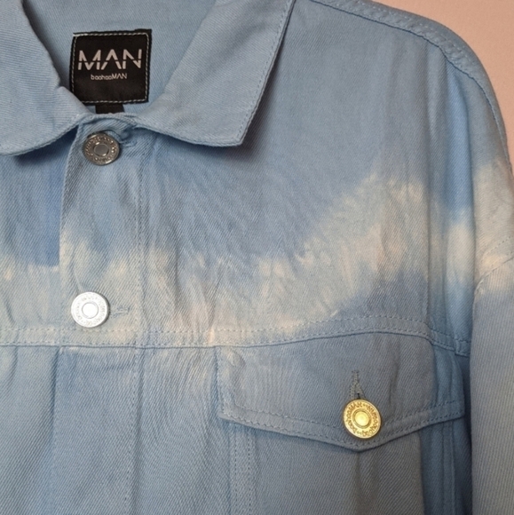Boohoo Man Light Blue Tie Dye Striped Denim Jacket with Pockets size Small - Picture 3 of 8